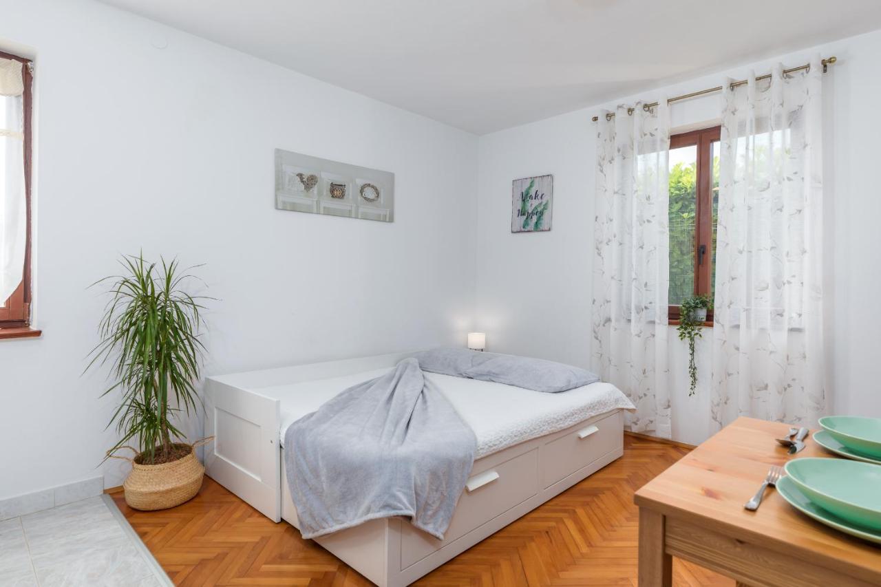 Apartment Tesic Close To The Sea With Shared 4Xbicycles Fažana Extérieur photo
